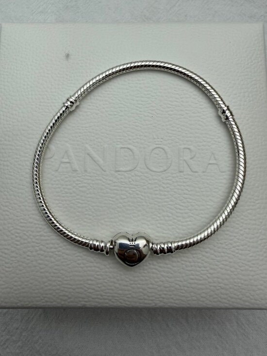 Amazon.com: PANDORA Bangle, Logo Smooth Heart Clasp  💖Pandora Moments Heart Clasp Bangle 7.5 in